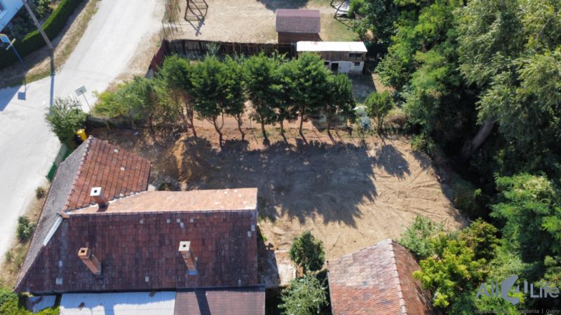Családi ház a Szent Flórián téren Krakkóváron, nagy udvarral és zöldterülettel.