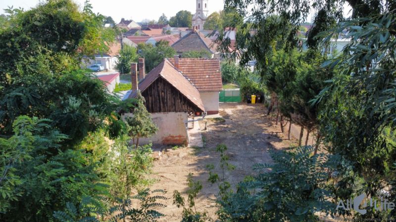 Családi ház a Szent Flórián téren Krakkóban környező zöldterülettel.