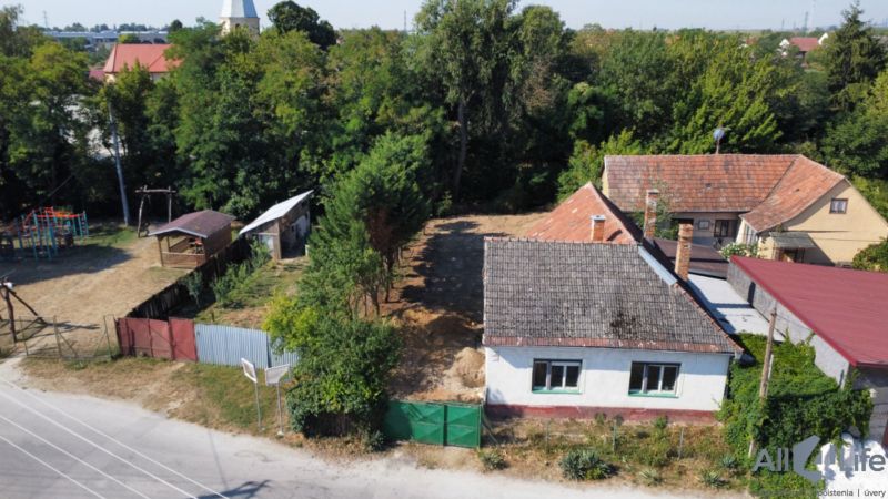 Családi ház a Szent Flórián téren, Krakovany, zöldövezet és játszótér veszi körül.
