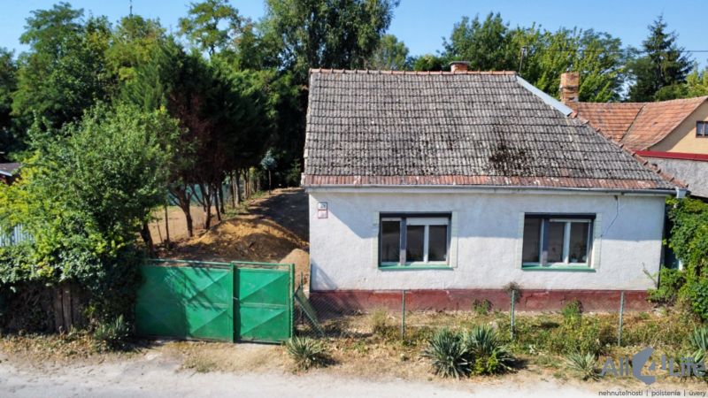Családi ház a Szent Flórián téren Krakovanyban, zölddel és kerítéssel körülvéve.