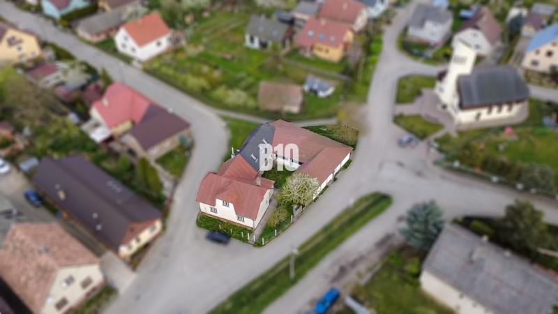 Családi ház Púchovban ferde tetővel és kerttel csendes környéken.