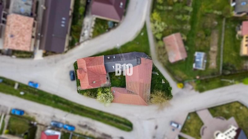 Családi ház légifelvétele Púchovban, utakkal és zöld területekkel körülvéve.
