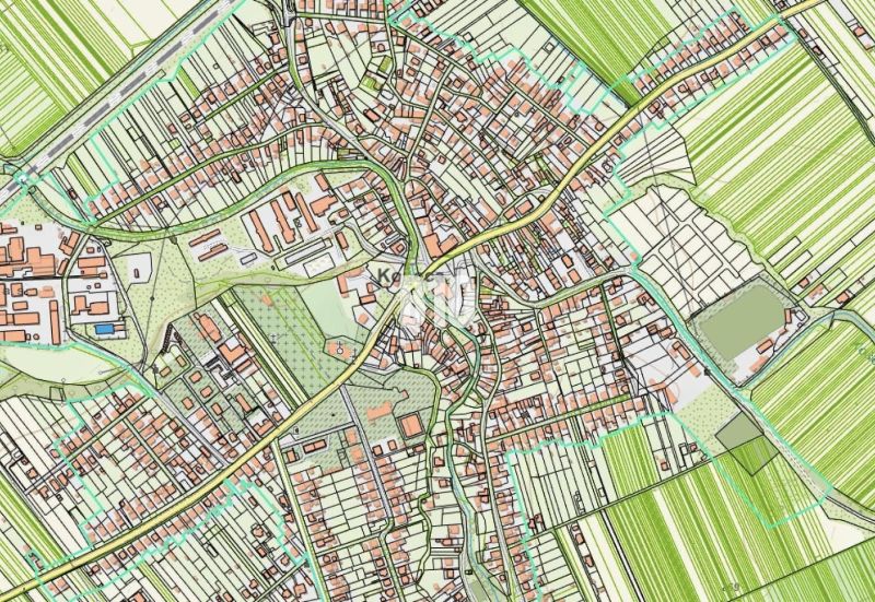 Košeca község térképe az utcák, épületek és a szomszédos mezők elhelyezkedését mutatja.