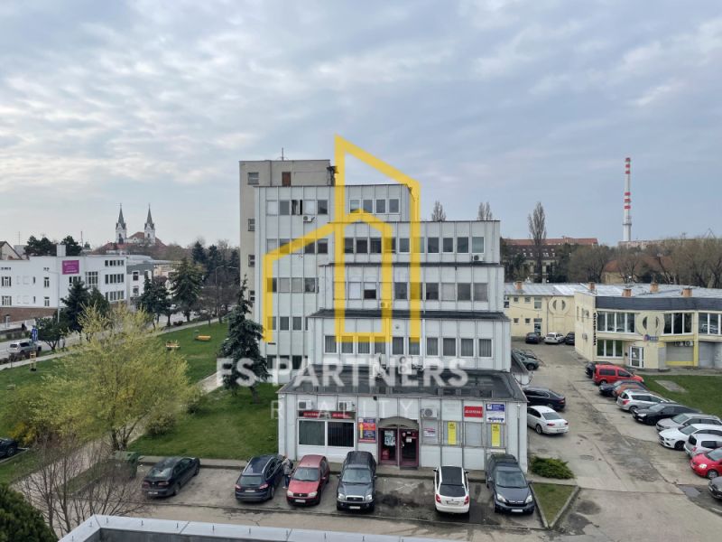 Irodaház a Záhradnícka utcában Komáromban parkolóval és zöldterülettel.