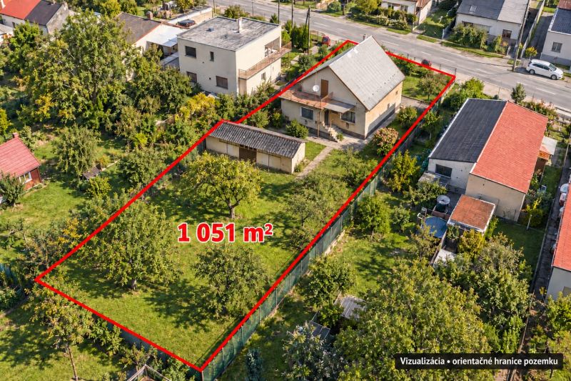 Családi ház légifelvétele 1051 m²-es telekkel a Družstevná utcában, Dubnica nad Váhom.