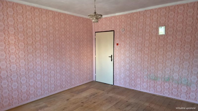 Családi ház belső tere tapétákkal és fa dekorációjú padlóval.
