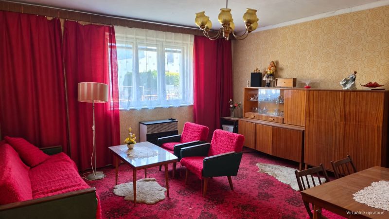 Nappali egy családi házban piros függönyökkel és vintage bútorokkal.