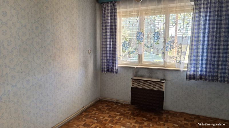 Családi ház belső tere tapétákkal, függönyökkel és fa dekorációjú padlóval.