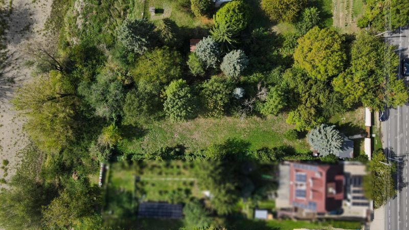 Légi felvétel a sűrűn lakott Üdülőterületekről a Dévényi útnál, Pozsony - Dévény.