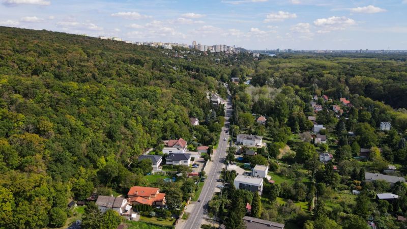 Légi felvétel a pozsonyi - Dévény üdülőterületeiről, a Dévényi út mentén.