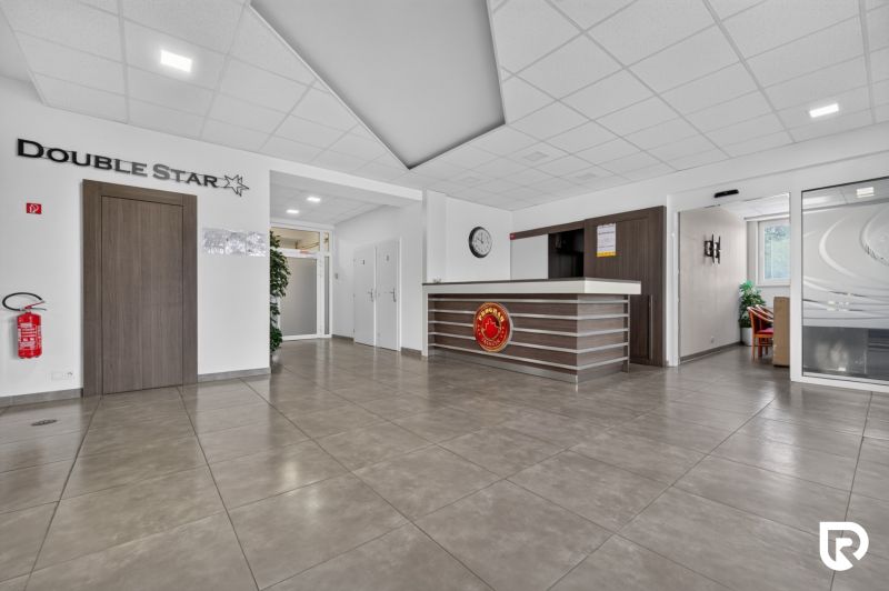 Recepció irodákban csempézett padlóval és minimalista dekorációval.