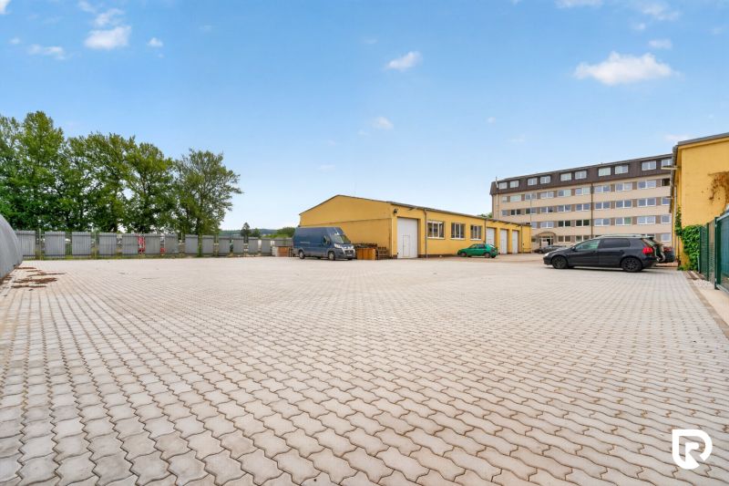 Parkoló és sárga épület a Brnianska utcában, Trencsénben, irodáknak alkalmas.