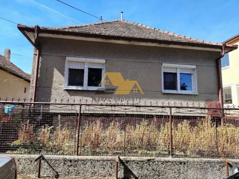 Családi ház Tardoskedden, a Tardoskeddi utcán, klasszikus tetővel és kerttel.