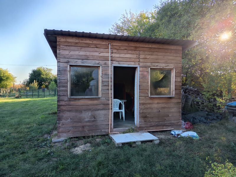 Faház kerttel a Tatranská utcában, Aranyosmaróton egy napsütéses napon.