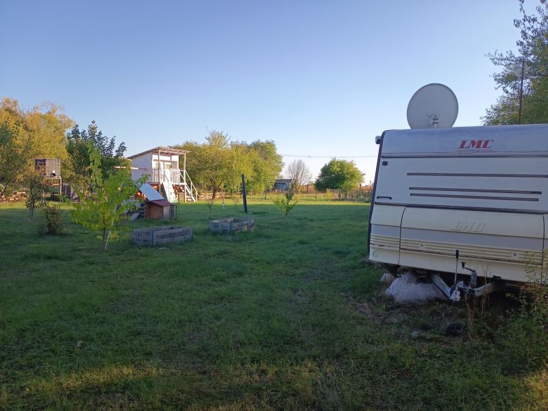 Lakókocsi a Tatranská 201-es szám alatt, Aranyosmaróton, fákkal és fűvel körülvéve.