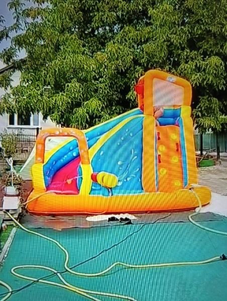 Felfújható attrakció a kertben Aranyosmaróton hintával és csúszdával.