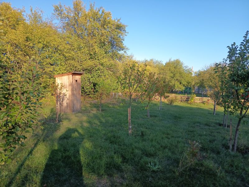 Kert a Tatranská 201 alatt Aranyosmaróton, fából készült tetővel, fákkal körülvéve.