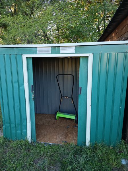 Kertek a Tatranská 201 alatt Aranyosmaróton, bádog házikóval és benne fűnyíróval.