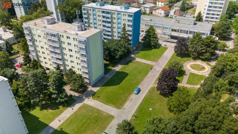 Panelházak és zöldterület a május 8. utcában, Pöstyénben.