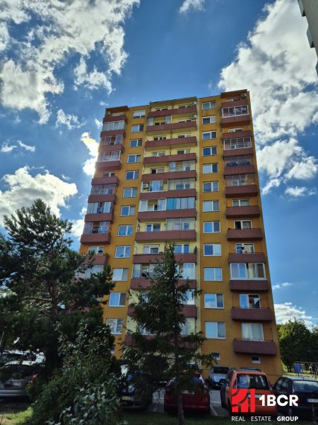 Bystrická utca, Pezinok, panelház eladó, garzonlakásnak alkalmas.