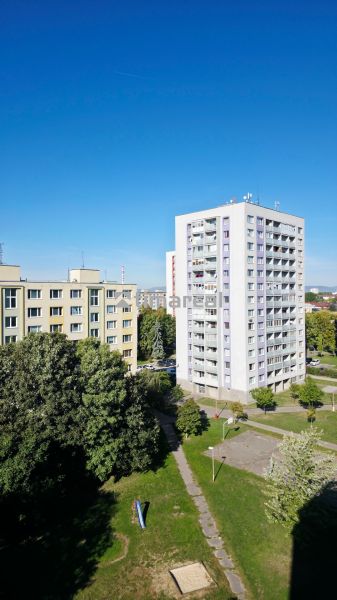 Kilátás a lakótelepekre és a zöldövezetre Nagyszombatban, ideális egy 3 szobás lakás számára.