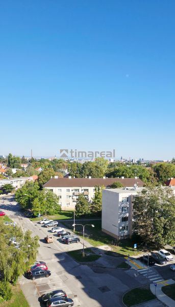 Kilátás egy lakónegyedre és zöldövezetre, Trnava, magasságból, alkalmas egy 3 szobás lakás számára.