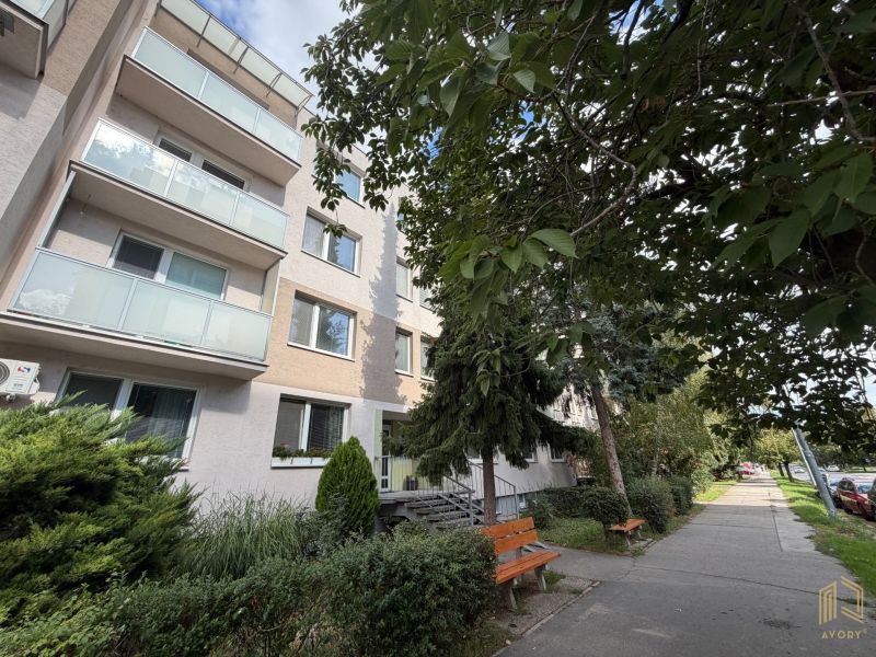 Lakóház a Štefánik utcában, Szenicen, környező zöldterülettel és járdával.