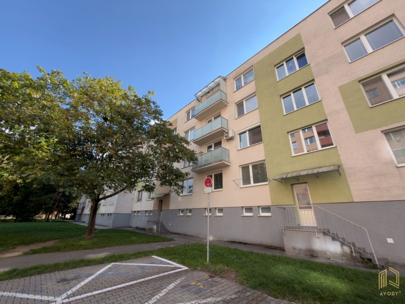 Lakóház a Štefánik utcában, Szenicen, alkalmas 2 szobás lakás számára.