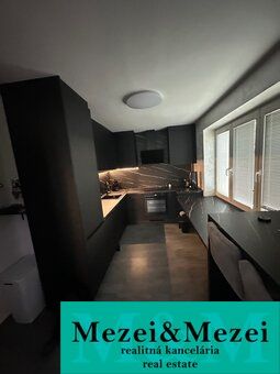 Modern konyha egy 2 szobás lakásban elegáns dizájnnal és nagy ablakokkal.