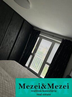 Hálószoba egy kétszobás lakásban ággyal és ablakkal, ellenőrzött ingatlanközvetítő.