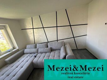 2 szobás lakás belső tere kényelmes kanapéval és fa dekorációjú padlóval.