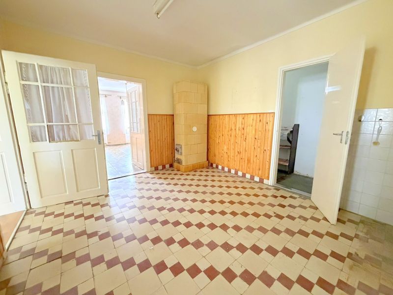 Szoba egy családi házban csempével és fa falburkolattal.
