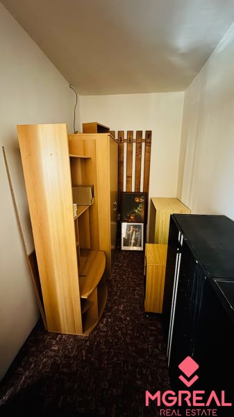 Tárolóhelyiség fa dekorációval, polcokkal és szekrényekkel egy háromszobás lakásban.