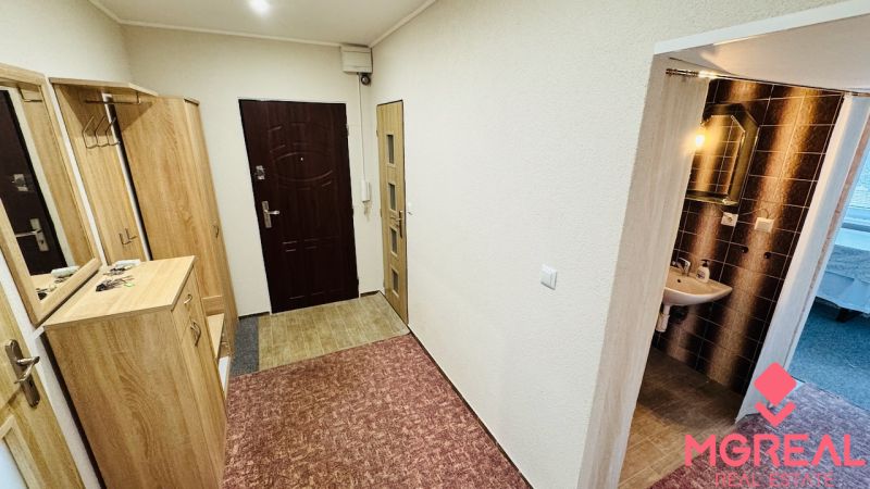 Folyosó a 3 szobás lakásban beépített szekrényekkel és világítással ellátott mosdóval.