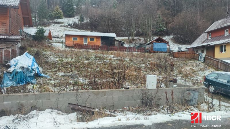 Havas telek családi házzal Oščadnicában, zölddel és fa szerkezetekkel körülvéve.