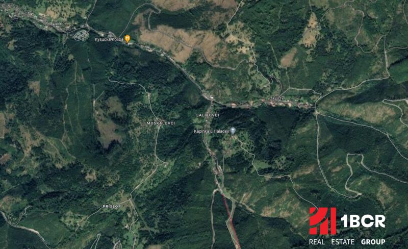 Oščadnica madártávlatból, környező erdős területekkel, utakkal és épületekkel.