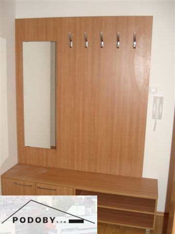 Előszoba fogasokkal és tükörrel, fa dekoros padló, háromszobás lakásban.