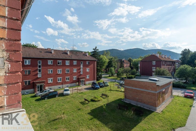 Téglaházak parkolóval és zöldterülettel Szvitben a Május 9. utcában, ideális egy 1 szobás lakás számára.