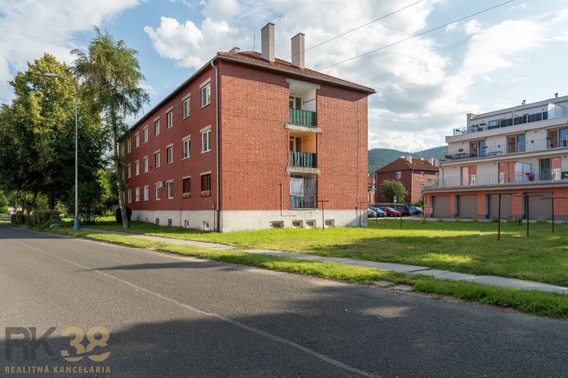A 9. mája utcai lakóház Svit városában, zöld gyep mellett.