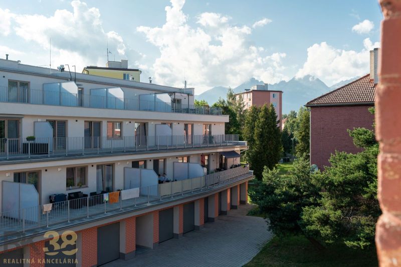 Lakókomplexum a Svit városában, a 9. mája utcában, kilátással a hegyekre.