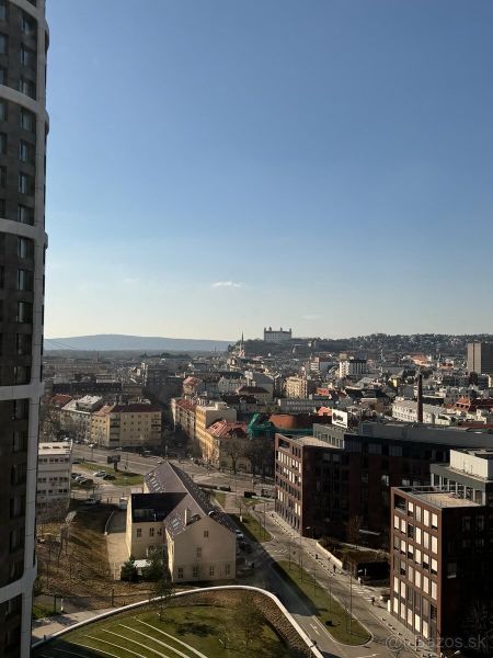 Kilátás Pozsonyra - Óváros a Továrenská utcáról, kilátással a várra.