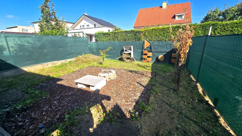 A Kupeckého családi ház kertje Pöstyénben, gyepesítéssel és kerítéssel.