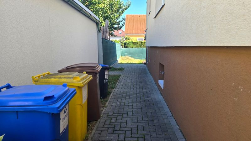 Családi ház a Kupeckého utcában, Pöstyénben, szemetes kukák, keskeny járda.
