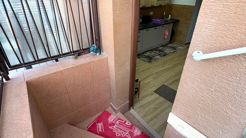 Lépcsők és konyha fa dekor padlóval a családi házban.