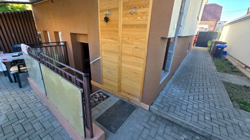 Térköves terület a Kupeckého utcai családi ház mellett Pöstyénben.
