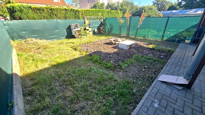 A Kupeckého utcai családi ház kertje Pöstyénben, gyepes és virágágyásos.