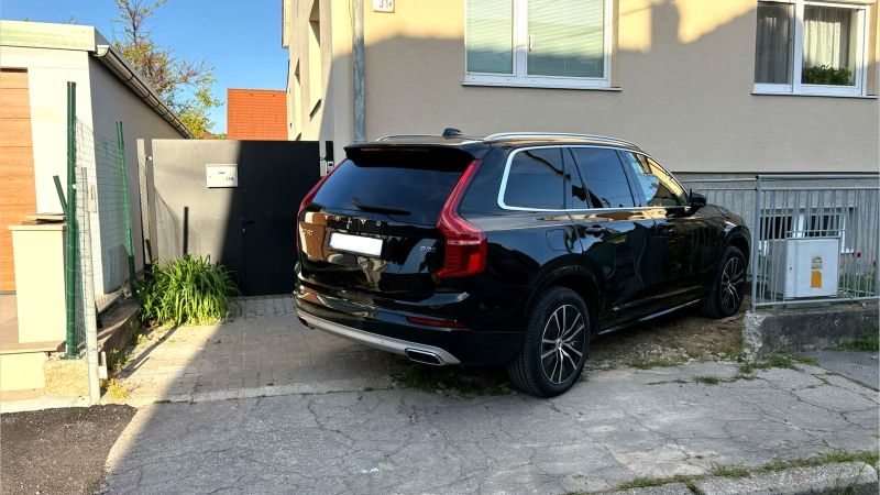 Családi ház a Kupeckého utcában, Pöstyénben, autóval a garázs előtt.