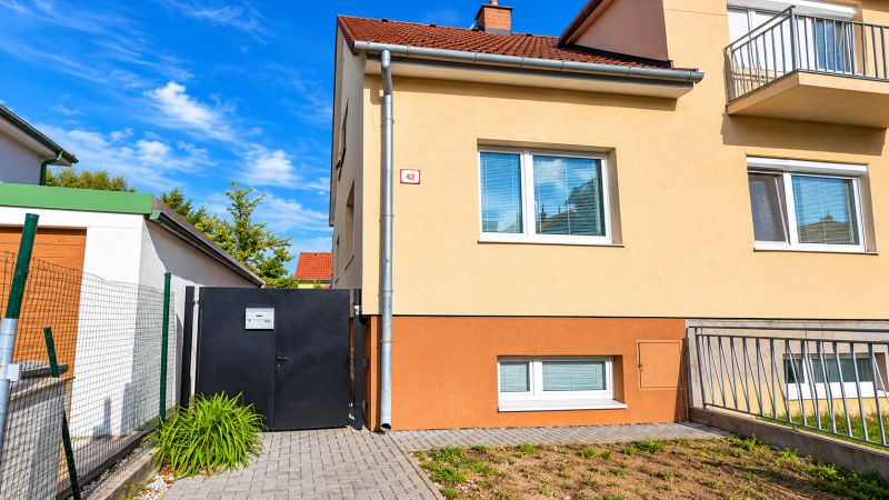 Családi ház a Kupeckého utcában, Pöstyénben, bekerített udvarral és bejárati kapuval.