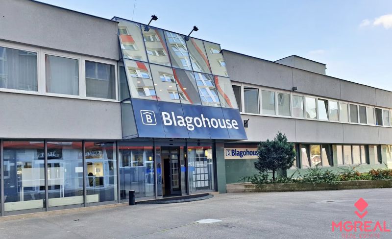 Üzlethelyiségek a Blagoevova utcában, Pozsony-Petržalkán, Blagohouse felirattal.