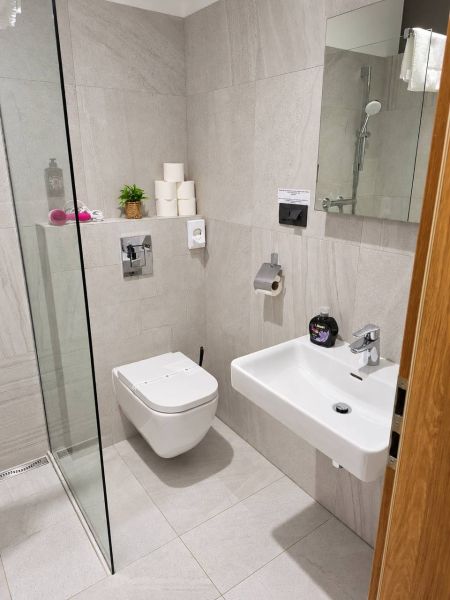 Fürdőszoba WC-vel és zuhanyzóval egy kétszobás lakásban.